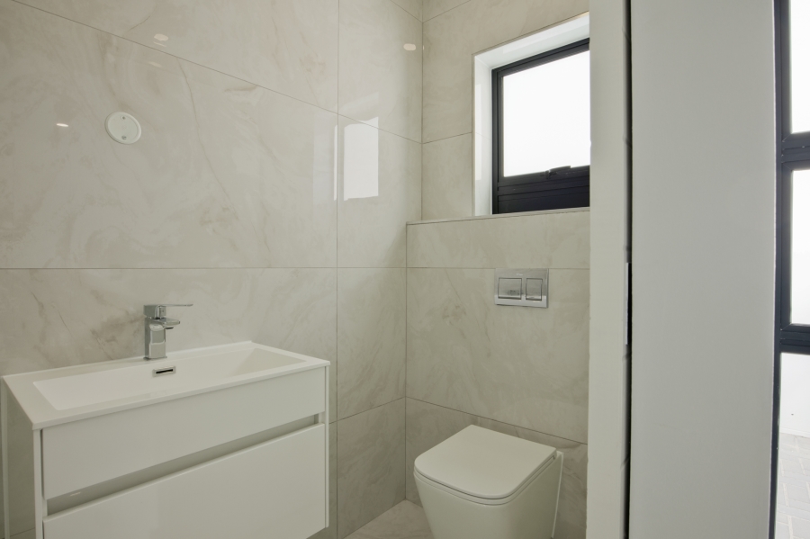 5 Bedroom Property for Sale in Sandown Western Cape
